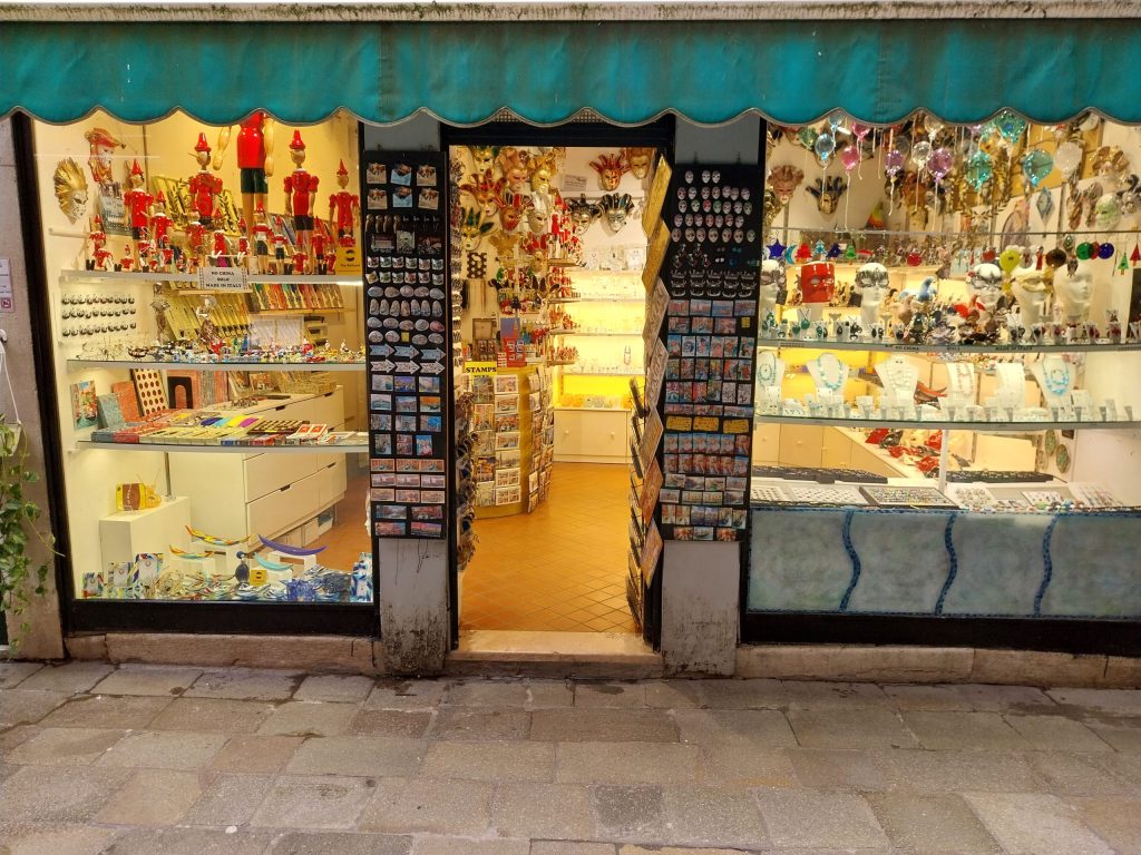 negozio di souvenir artigianali a Venezia